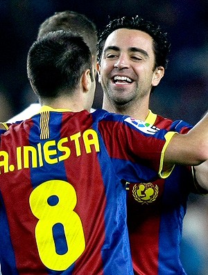 xavi e iniesta barcelona gol valencia (Foto: agência Reuters)