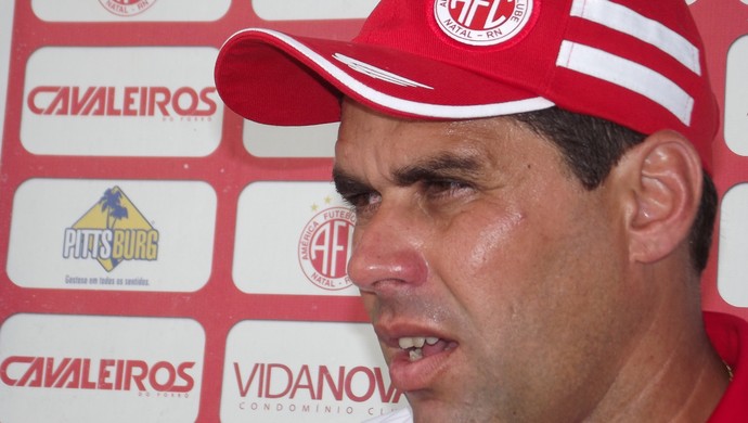 Leandro Sena, técnico do América-RN (Foto: Klênyo Galvão) Leandro Sena, técnico do América-RN (Foto: Klênyo Galvão)