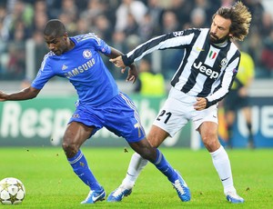 Pirlo e Ramires, Juventus e Chelsea (Foto: Agência AFP)
