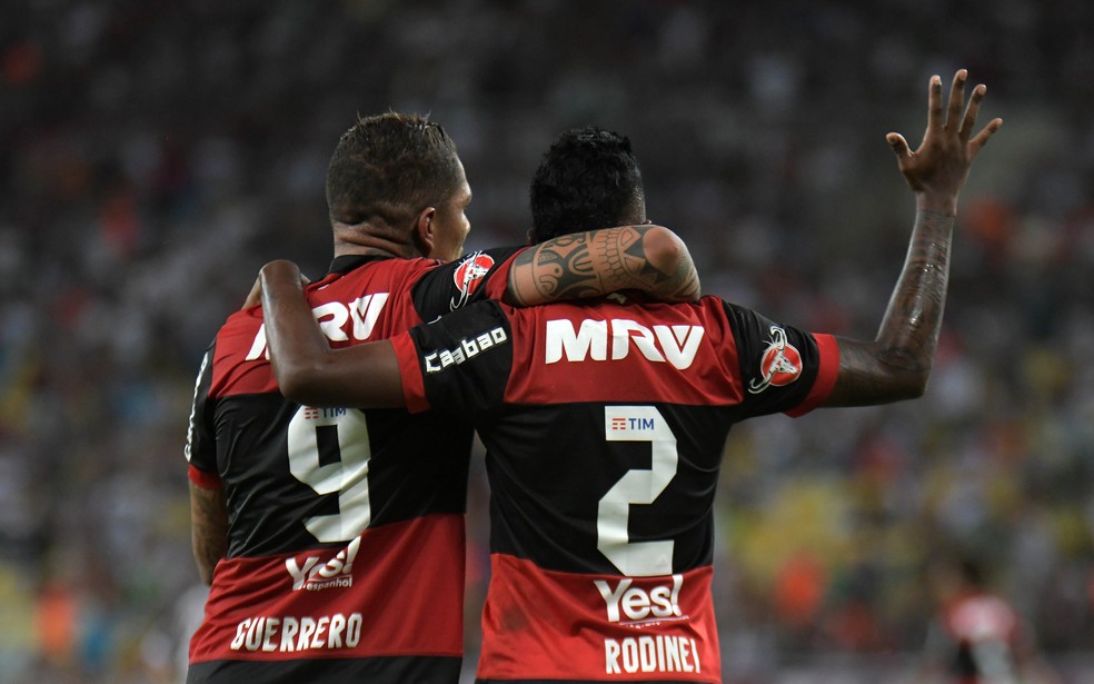 Guerrero e Rodinei comemoram o gol do peruano contra o Fluminense na final do Carioca (Foto: Alexandre Durão)