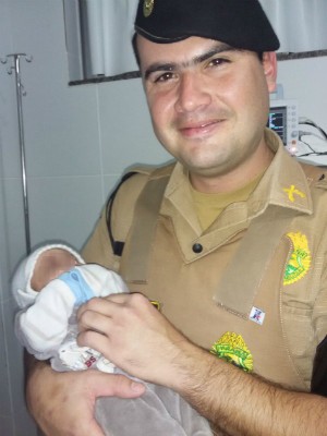 Soldado Pablo Nascimento ajudou a salvar o menino de 10 dias que engasgou com o leite materno (Foto: Divulgação/Polícia Militar)