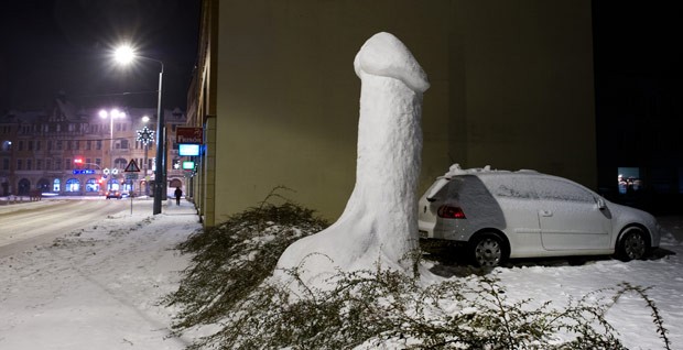 'Pênis' de neve aparece em rua na Alemanha (Foto: Arno Burgi/AFP)