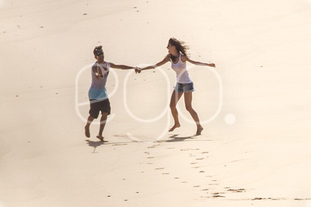 Junior Lima e a mulher na praia do Leão (Foto: EGO)