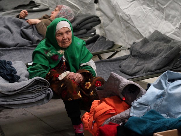A refugiada afegã Bibihal Uzbeki, de 105 anos, descansa no principal campo de refugiados da Croácia, em Opatovac, perto da fronteira com a Sérvia, na terça (27) (Foto: AP Photo/Marjan Vucetic)