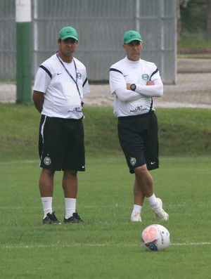 Marquinhos Santos e Edison Borges observam o treino do Coritiba (Foto: Divulgação / Site oficial do Coritiba)