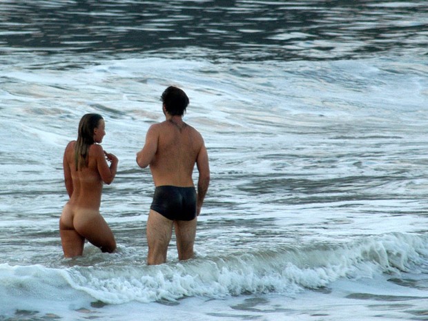 Turista toma banho nua na Orla do Flamengo, no Rio de Janeiro, durante o amanhecer. (Foto: Alessandro Buzas/Futura Press/Estadão Conteúdo)