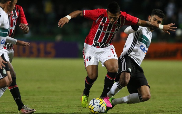Rogério, do São Paulo, se livra de Alan Santos (Foto: Rubens Chiri / saopaulofc.net) Rogério, do São Paulo, se livra de Alan Santos (Foto: Rubens Chiri / saopaulofc.net)