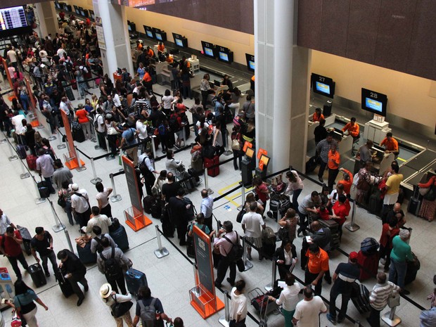 Passageiros se aglomeram no saguão do aeroporto Santos Dumont devido às condições climáticas dessa segunda (24) (Foto: José Lucena/Futura Press/Estadão Conteúdo)