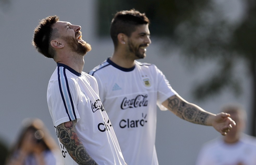 Messi ri durante treino da Argentina: escalação ofensiva para jogo decisivo com Chile (Foto: Natacha Pisarenko/AP)