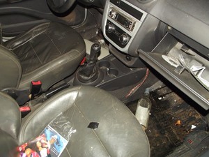 Garrafa de bebida alcoolica achada dentro do carro (Foto: Gleison Fernandes/Portal Cidade Luz)