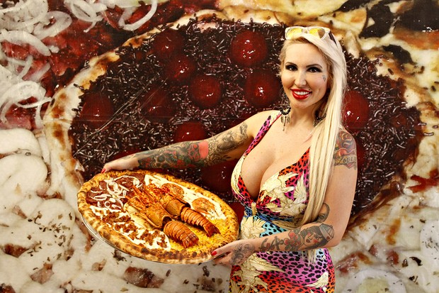 Sabrina e a sofisticada pizza com lagostas (Foto: Celso Tavares/EGO)
