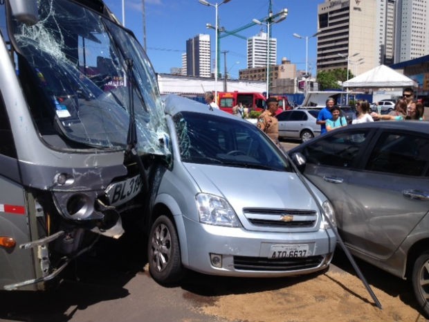 Ônibus ligeirinho acertou nove carros depois de batida em cruzamento próximo à rodoferroviária de Curitiba (Foto: Raphael Sibilla / RPC TV)