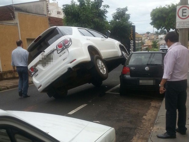 G1 Motorista perde controle e carro para em cima de outro veículo