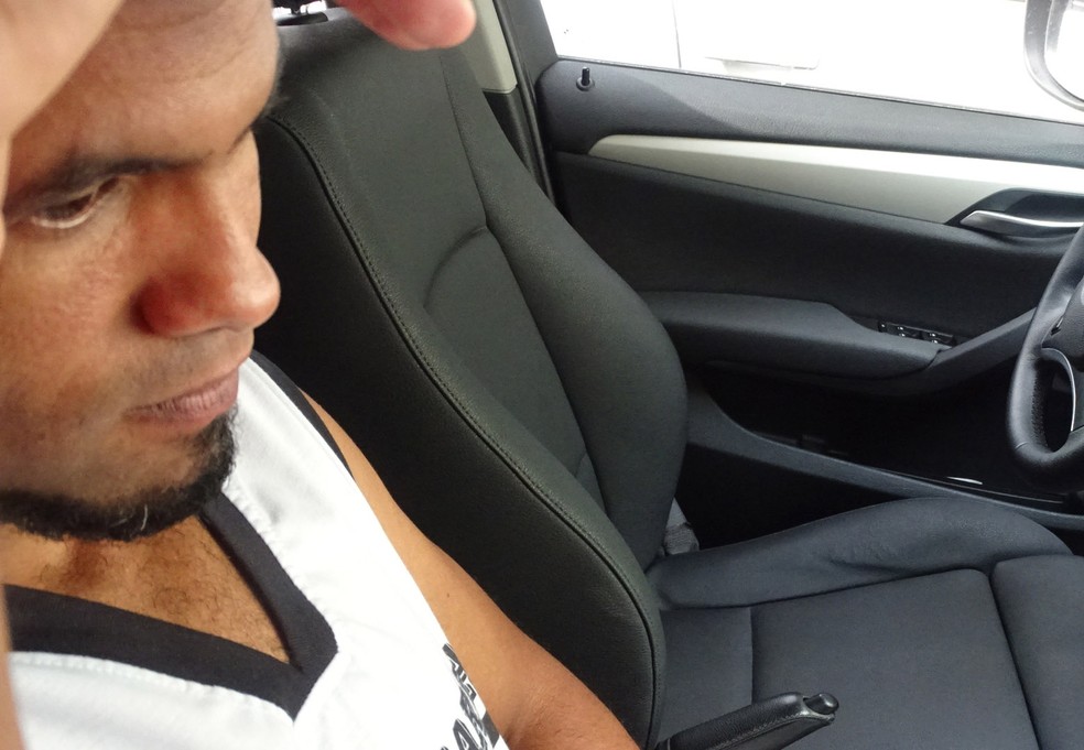 Bruno espera pelo advogado dentro do carro em Santa Luzia. (Foto: Raquel Freitas/G1)