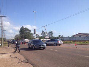 Área foi isolada pelo BPRE pelo risco da queda do poste (Foto: Fabiana Figueiredo/G1)