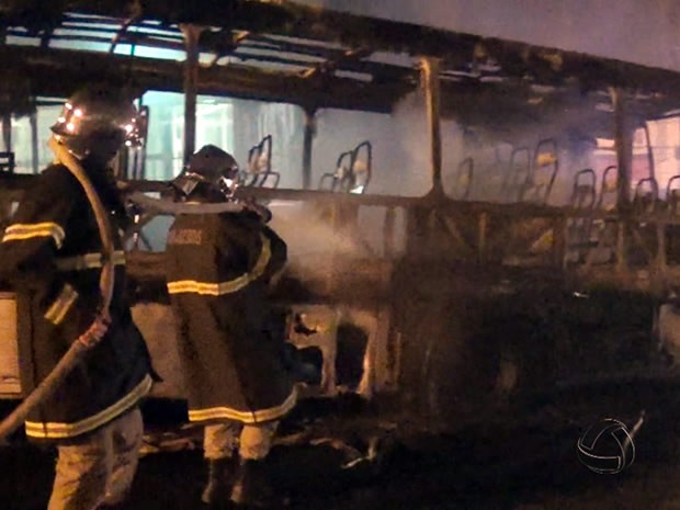 Ônibus coletivo pegou fogo na Avenida Getúlio Vargas no centro de Cuiabá. (Foto: Reprodução/TVCA)