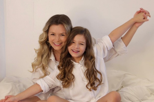 Bianca Castanho e Cecília brincam de dia de modelo na quarentena (Foto: Henry Canfield) Bianca Castanho e Cecília brincam de dia de modelo na quarentena (Foto: Henry Canfield)