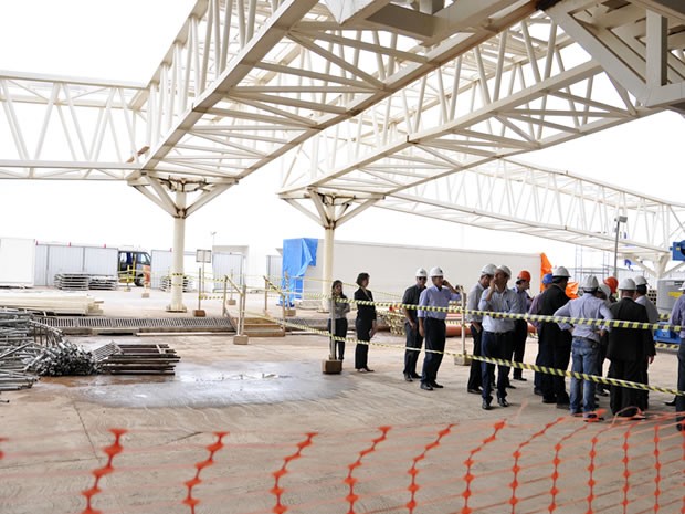 Ministro, secretário da Copa, superintendentes da Infraero e responsável por consórcio vistoriaram principal aeroporto de Mato Grosso na tarde desta quinta-feira (23). (Foto: Renê Dióz/G1)