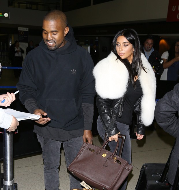 X17 - Kanye West e Kim Kardashian em aeroporto de Los Angeles, nos Estados Unidos (Foto: X17online/ Agência)