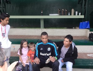 Dida dá autógrafos a colombianos em Bogotá (Foto: Hector Werlang/Globoesporte.com)