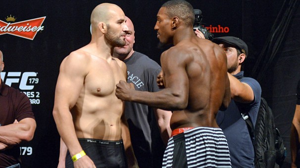 Meio-pesados Glover Teixeira e Phil Davis na tradicional encarada da pesagem do UFC Rio 5 (Foto: André Durão/globoesporte.com)