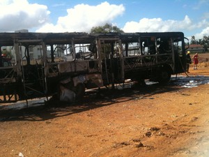 Ônibus destruído em incêndio, após ataques em SC (Foto: Bianca Ingletto / RBS TV)