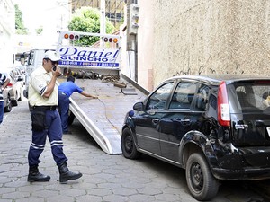 Carro estava estacionado sobre a calçada da Travessa Cel. João Celestino, em Cuiabá. (Foto: Denise Soares/G1)