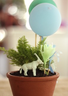 A plantinha, incrementada com balões, ganhou miniaturas de animais e enfeites (Foto: Myca Gutierrez)