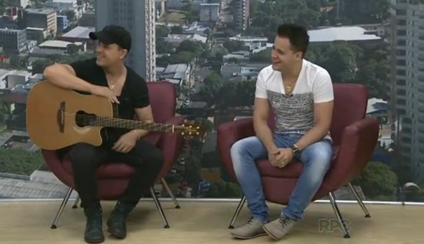 João Neto e Frederico cantam no ParanáTV (Foto: Reprodução/RPC)