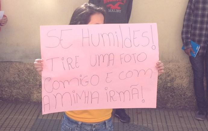Em vão, corintianos suplicam por fotos e autógrafos no interior de Minas