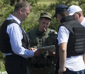 Membros da OSCE negociam com rebeldes separatistas acesso ao local dos destroços - sem sucesso (Foto: AP Photo/Dmitry Lovetsky)