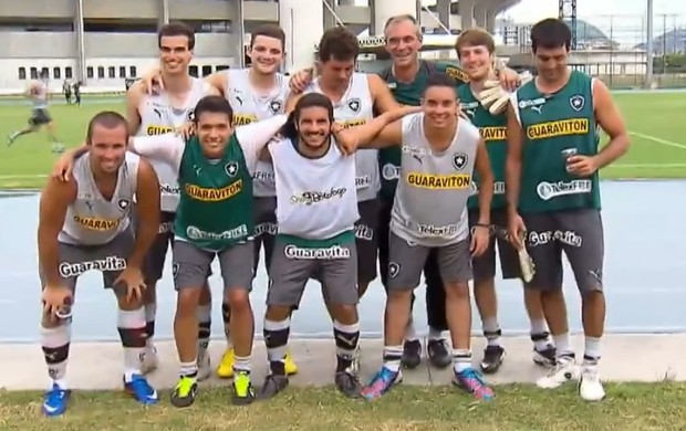 Torcedores do Botafogo treinaram com a equipe (Foto: Reprodução SporTV)