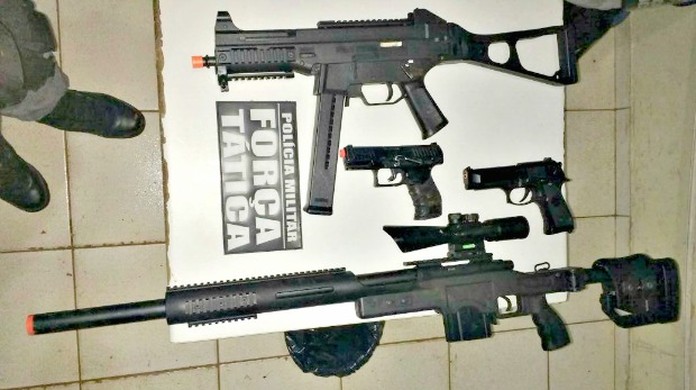 Pistola de Polícia de Brinquedo, Espingardas e pistolas