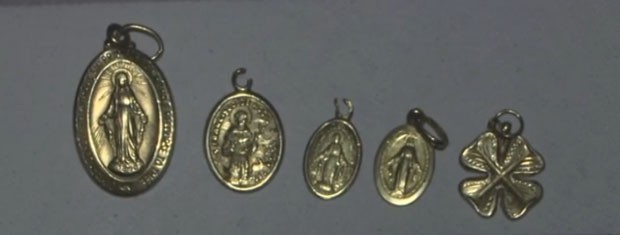 Medalhinhas foram encontrados por um pedreiro (Foto: Reprodução/TV Tribuna)