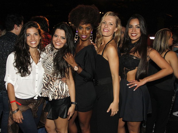 Dani de Lova, Ana Flávia Simões, Ivi Pizzott, Juliana Valcezia e Tati Scarletti em show em São Paulo (Foto: Celso Tavares/ EGO)