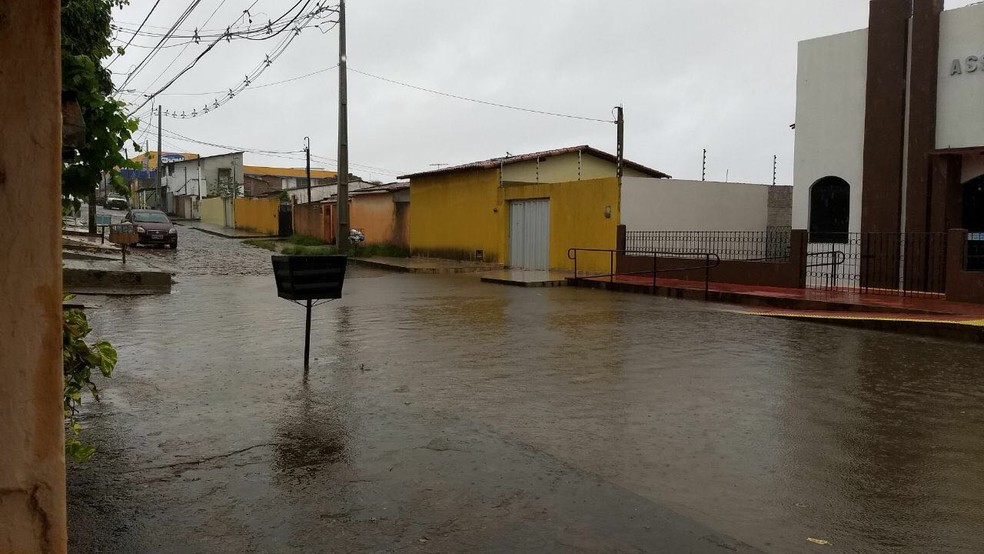 Rua alagada no conjunto Alvorada II, Zona Norte de Natal (Foto: Suzanne Freire)