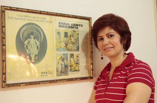 Narjara Turetta com uma matéria sobre seu início de carreira na extinta TV Tupi (Foto: Isac Luz/ EGO)