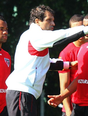 Milton Cruz no treino do São Paulo (Foto: Luiz Pires / VIPCOMM)