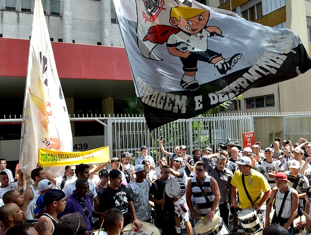 torcida do Corinthians faz protesto pelos torcedores presos na Bolívia (Foto: Alexandre Moreira / Ag. Estado)