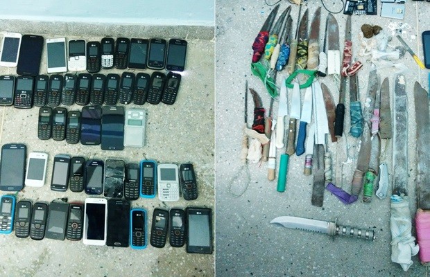 Além dos 50 telefones, também foram encontradas mais de 30 facas artesanais e drogas (Foto: G1/RN)