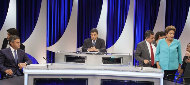 Aécio Neves e Dilma Rousseff, no SBT. Eles se enfrentaram em debate mediado pelo jornalista Carlos Nascimento (Foto: Sebastião Moreira/EFE)