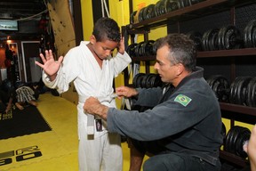 Marcelo Dourado posa com o EGO  (Foto: Divulgação / ABC Photos)