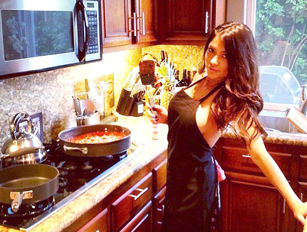 Arianny Celeste na cozinha (Foto: Divulgação / Site Oficial)