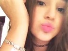 Decotada, Bruna Marquezine manda beijo ao mostrar pulseira