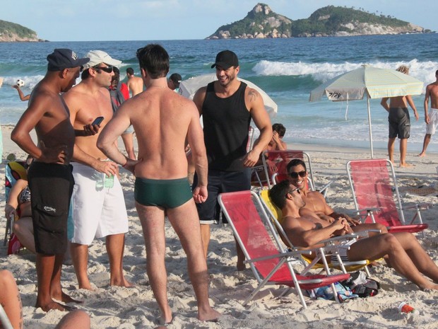 Ex-BBB Kléber Bambam curte praia com amigos no RJ (Foto: Gabriel Rangel / Agnews)