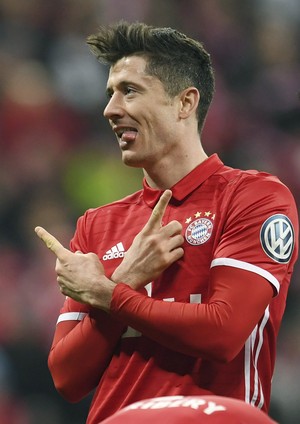 Lewandowski comemora gol do Bayern de Munique (Foto: Tobias Hase/DPA via AP)