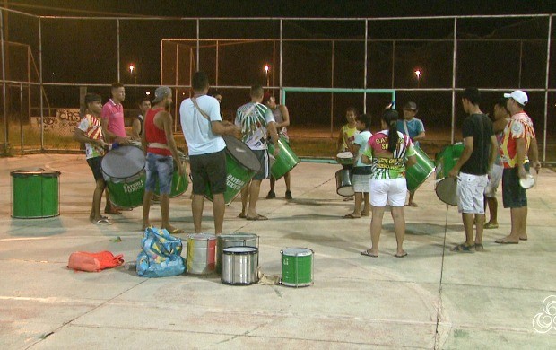 Integrantes da bateria do Bloco do Fuxico ensaiam para o Carnaval 2017 na quadra do bairro da Comara (Foto: Acre TV)