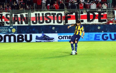 Rosário Central x River Plate - Loco Abreu (Foto: Reprodução / Site Oficial )