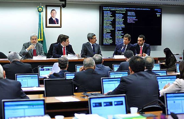 O ex-vice-presidente da Mendes Júnior Sérgio Cunha Mendes se nega a responder às perguntas de deputados na CPI da Petrobras (Foto: Zeca Ribeiro / Câmara dos Deputados)