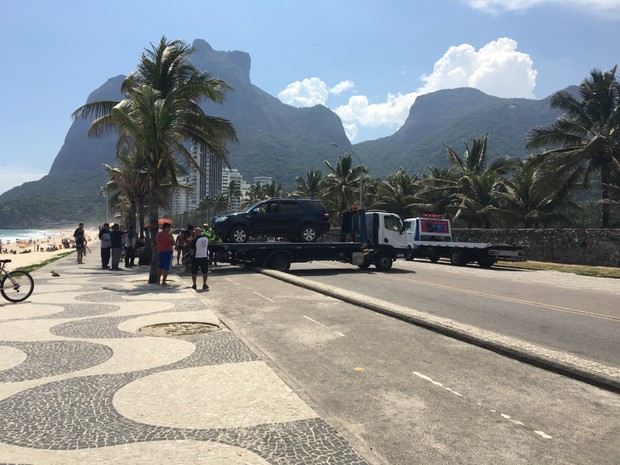 Carro de Pedro Novaes é retirado da areia da praia de São Conrado (Foto: EGO) Carro de Pedro Novaes é retirado da areia da praia de São Conrado (Foto: EGO)